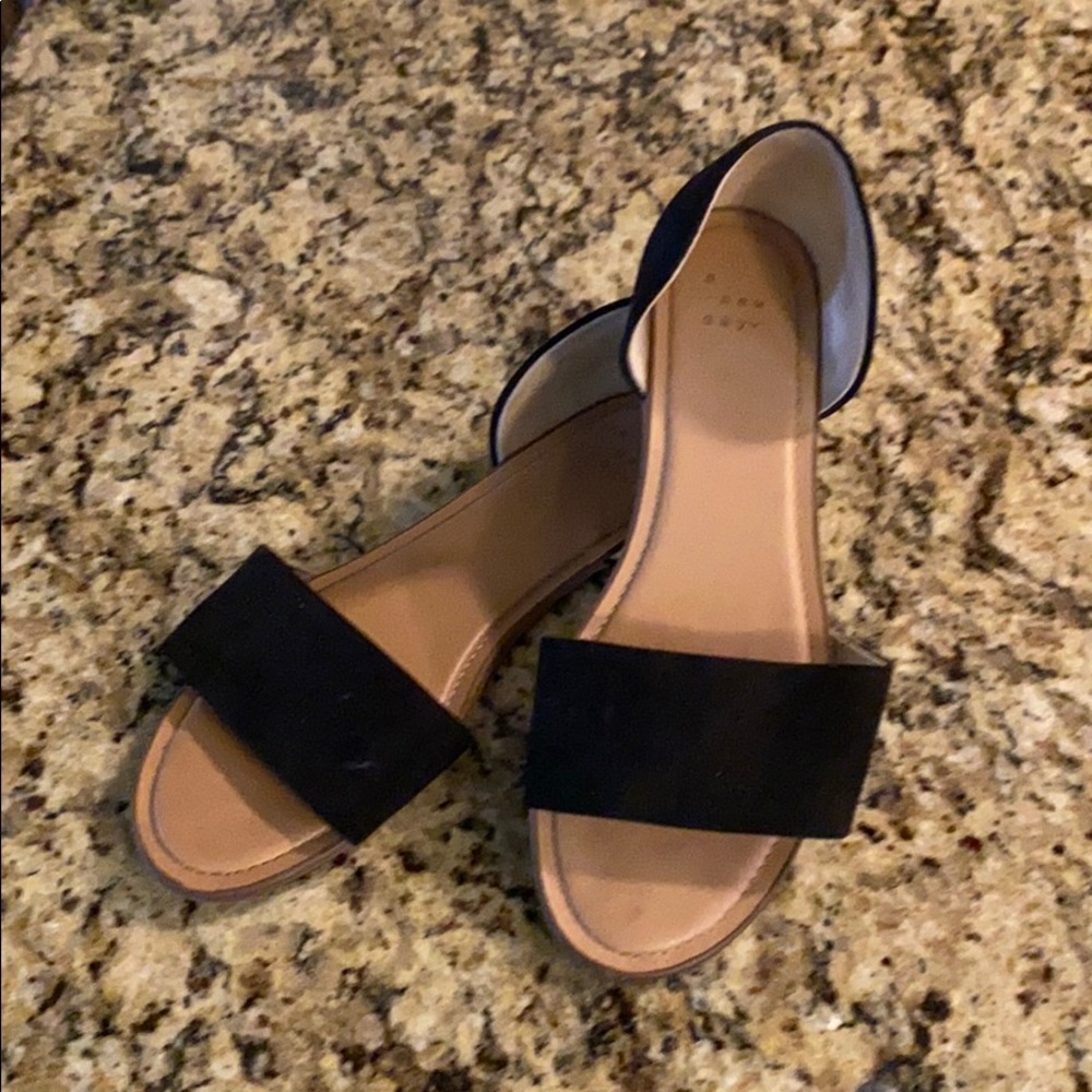 Flat open toed shoes